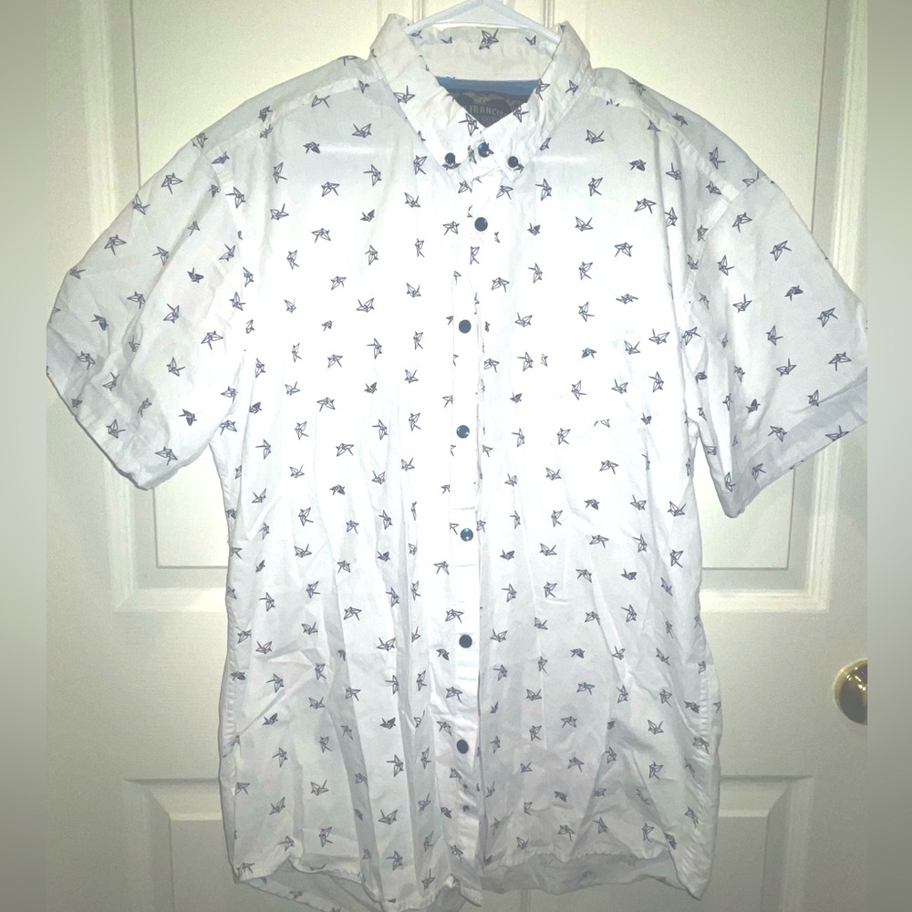 ✨🤍 XL White Short-Sleeve Button-Up Shirt with Origami Bird Design 🤍✨
